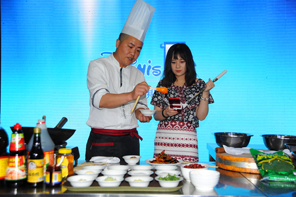 《洛陽(yáng)晚報(bào)》“曬曬家常菜”活動(dòng)在迪尼斯酒店舉行