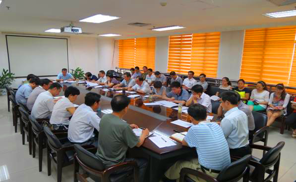 積極貫徹政府會議精神 迎接“十一黃金周” 迪尼斯酒店開元店組織全體員工認(rèn)真學(xué)習(xí)《食品安全法》