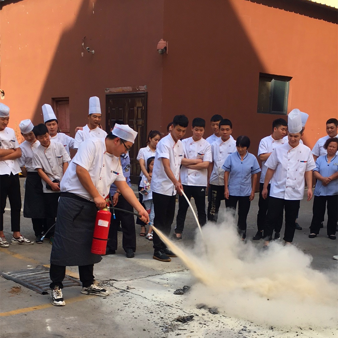 安全生產(chǎn)   重于泰山—迪尼斯伊川店安全工作大排查