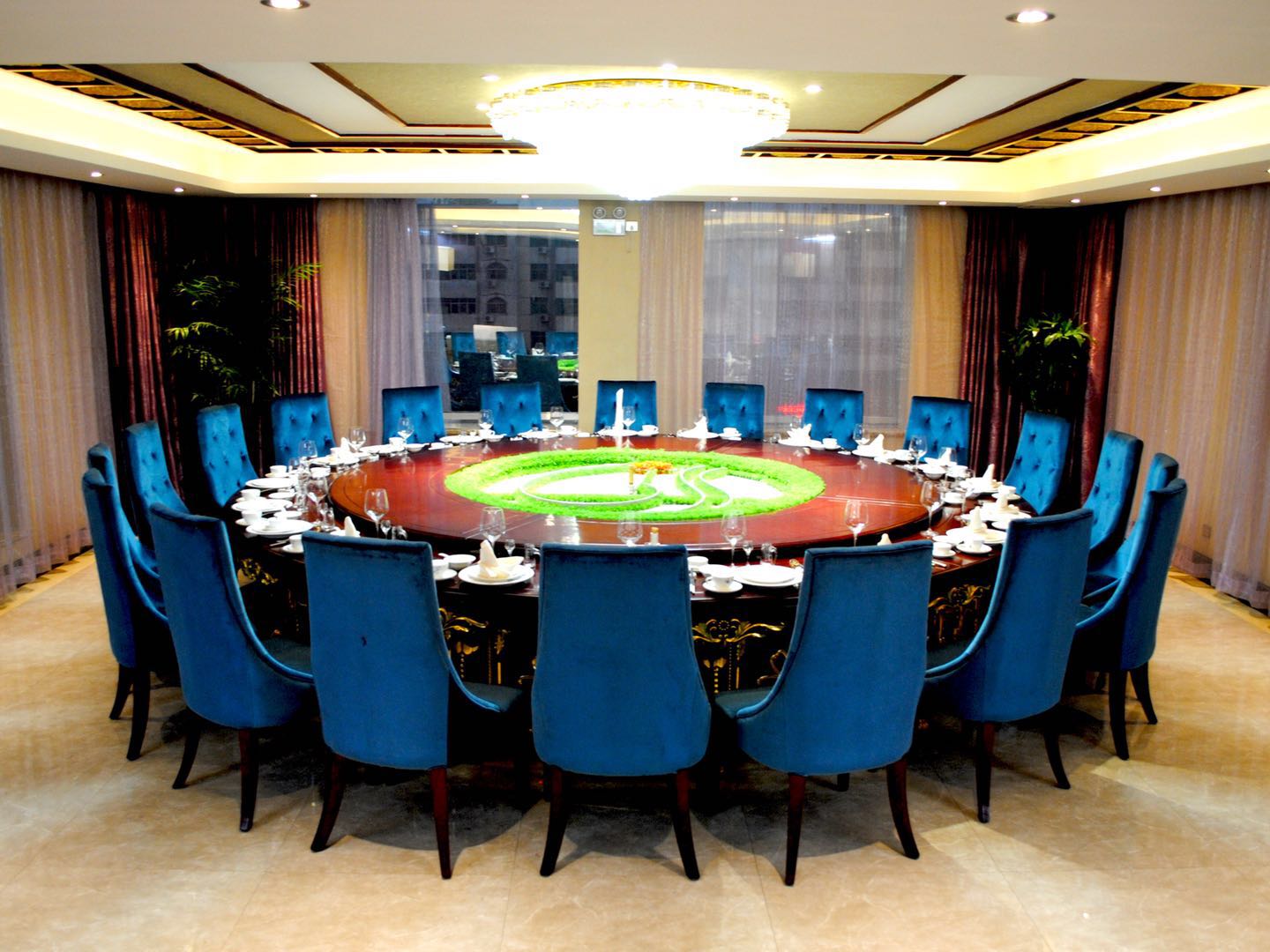 迪尼斯飯菜飄香美名揚(yáng)