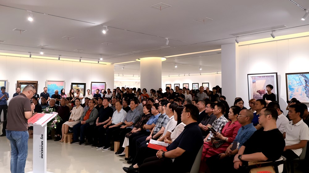 慶祝中華人民共和國成立75周年｜明月美術館隆重揭幕侯震油畫巨制《天下之中 九派莽莽》