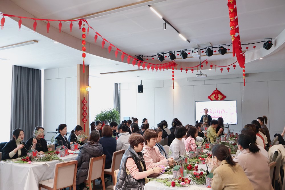 做最美的自己｜開元集團舉行“三八女神節(jié)”插花與美妝活動