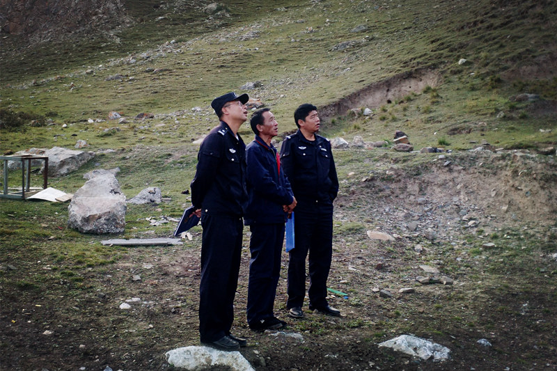 興?？h公安局治安大隊(duì)到銅鑫公司例行安全專項(xiàng)檢查